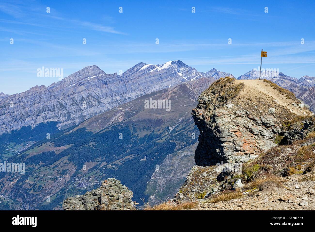 En Illhorn, una montaña de los Alpes Peninos.Vista del valle del Ródano con los Alpes Peninos y Bernese.Chandolin, Valais, Suiza Foto de stock