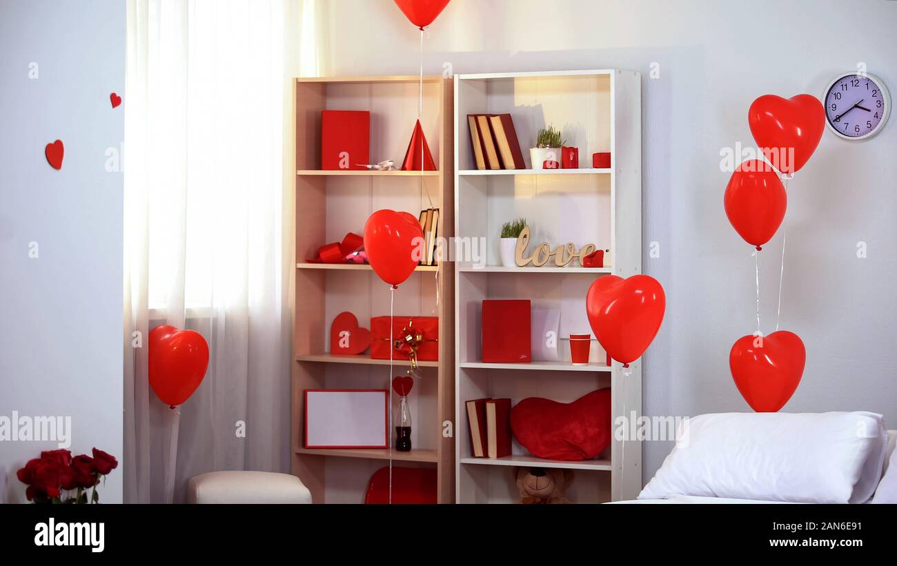 Habitación decorada con globos con forma de corazón rojo, romántica sorpresa,  photo studio Fotografía de stock - Alamy