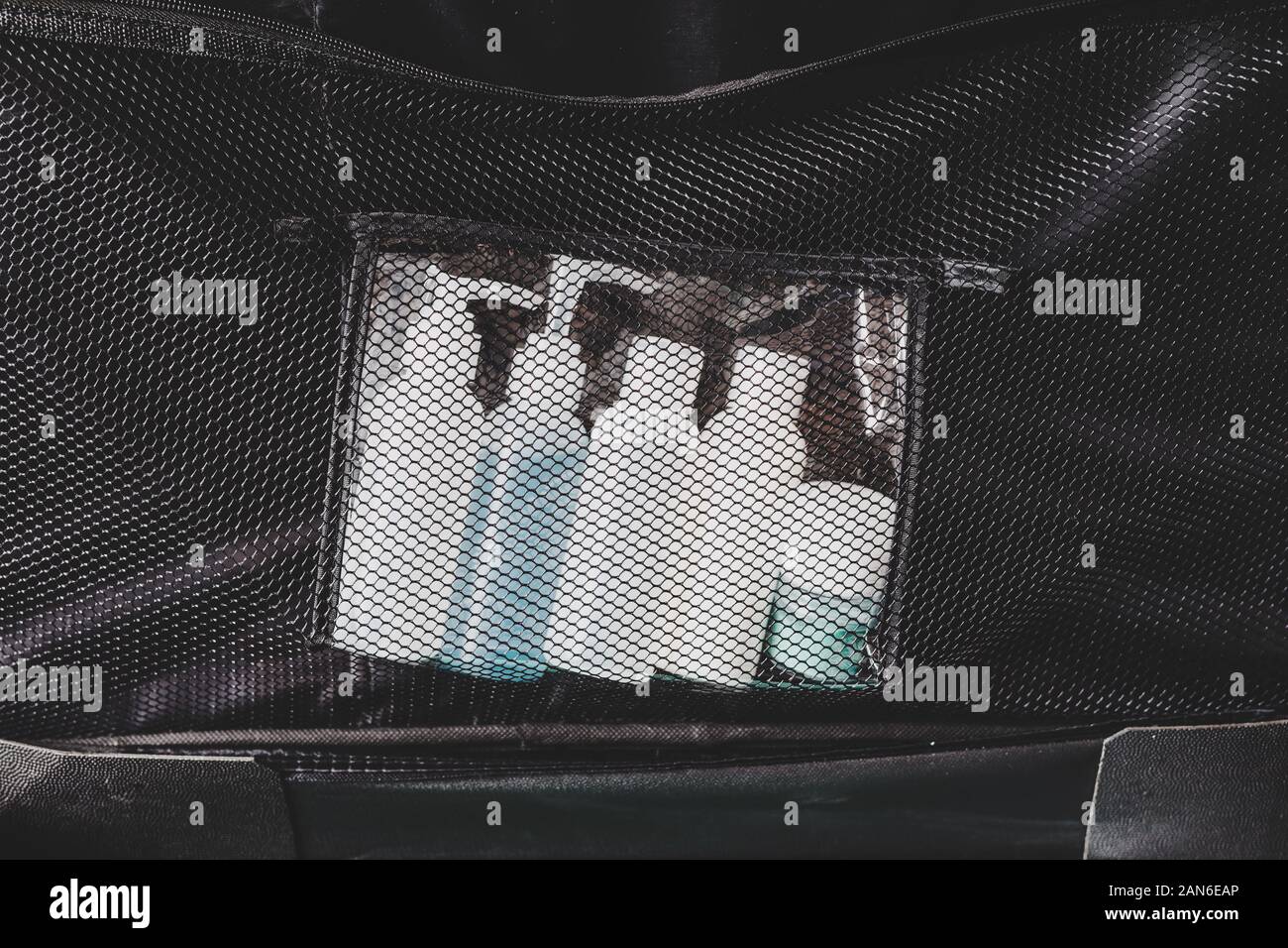 Bolsa transparente con las cantidades de líquidos permitidas para avión  equipaje de mano Fotografía de stock - Alamy