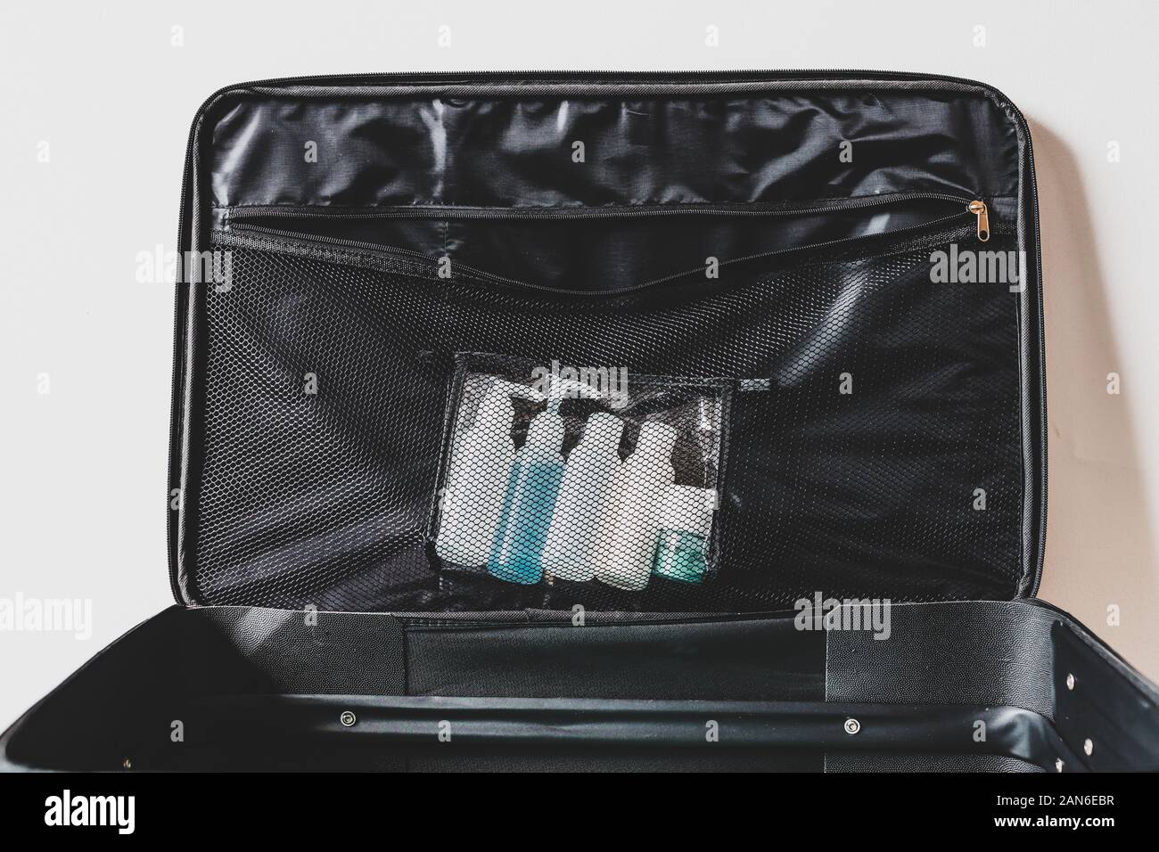 Bolsa transparente con las cantidades de líquidos permitidas para avión  equipaje de mano Fotografía de stock - Alamy