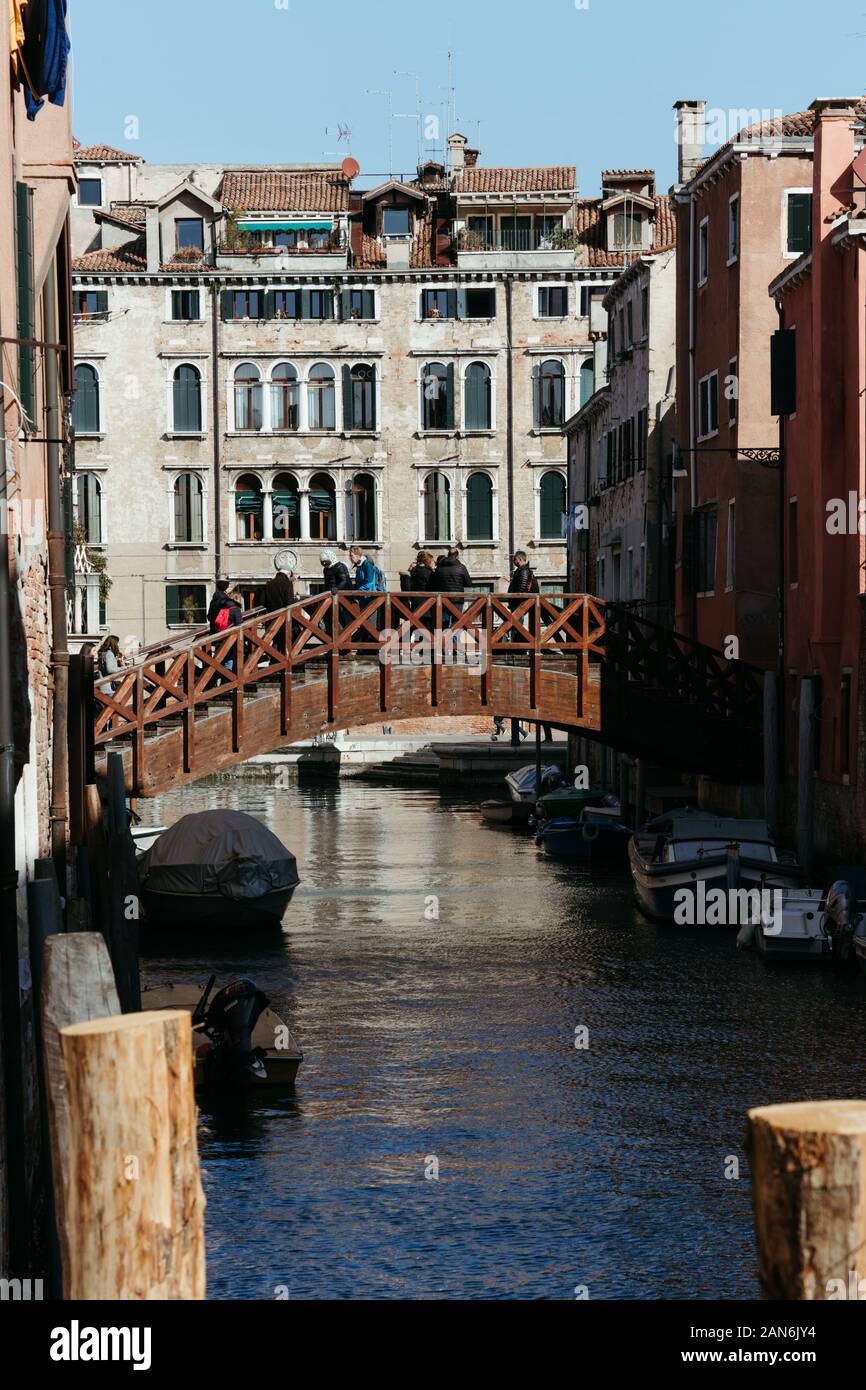Venecia, Italia. - Febrero 22, 2019. La gente camina por las calles antiguas y canales durante el carnaval veneciano. Foto de stock