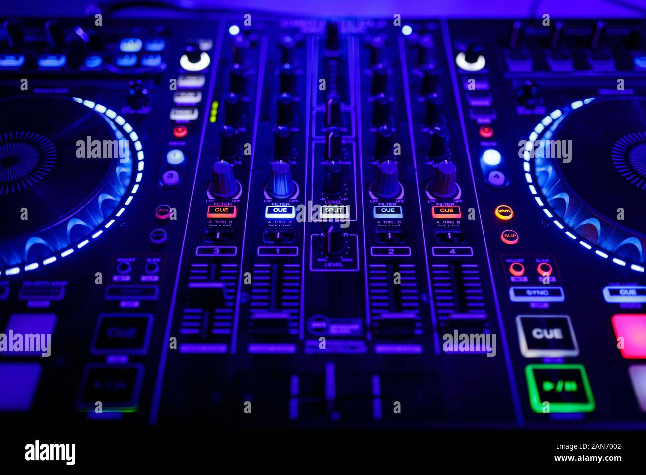 Acercamiento de una mesa de mezclas de DJ'S Fotografía de stock - Alamy