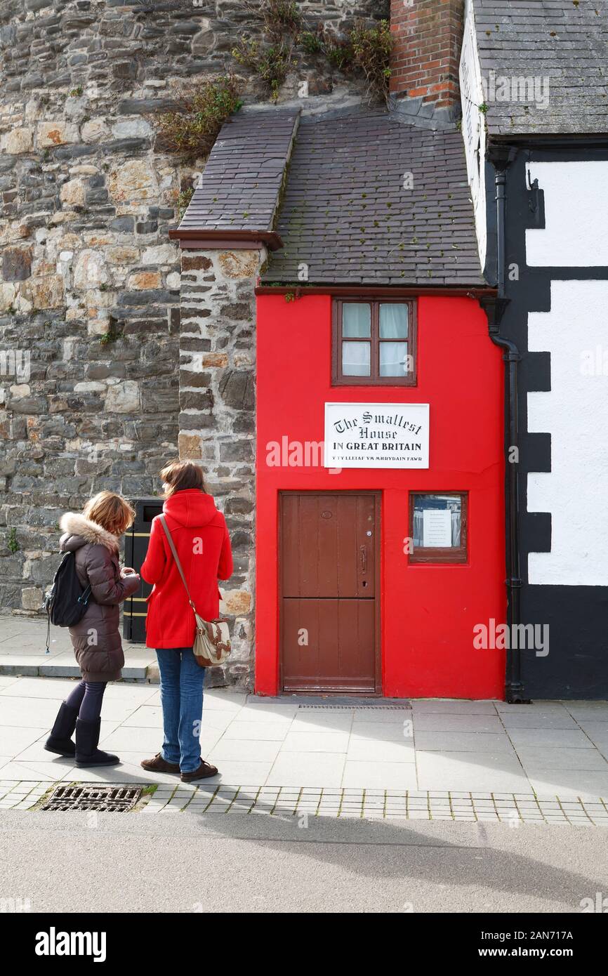 CONWY, Reino Unido - 26 de febrero de 2012. Los turistas visitan Quay House, la casa más pequeña de Gran Bretaña, un diminuto edificio histórico y atractivo turístico en Conw Foto de stock