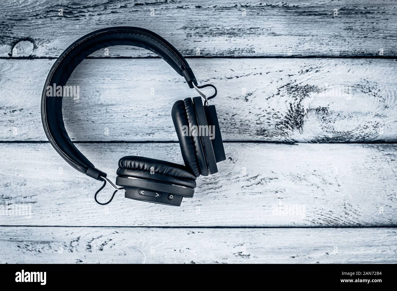 Los Auriculares Grandes Y Negros Se Encuentran Sobre Un Fondo De Color.  Dispositivo Para Escuchar Música Individualmente. Fotos, retratos, imágenes  y fotografía de archivo libres de derecho. Image 150764973