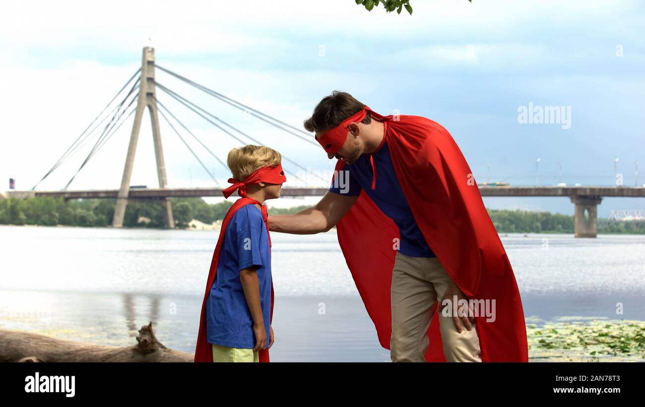Superman inspira hijo-héroe para ganar apoyo paternal, asesoramiento para el hombre real Foto de stock