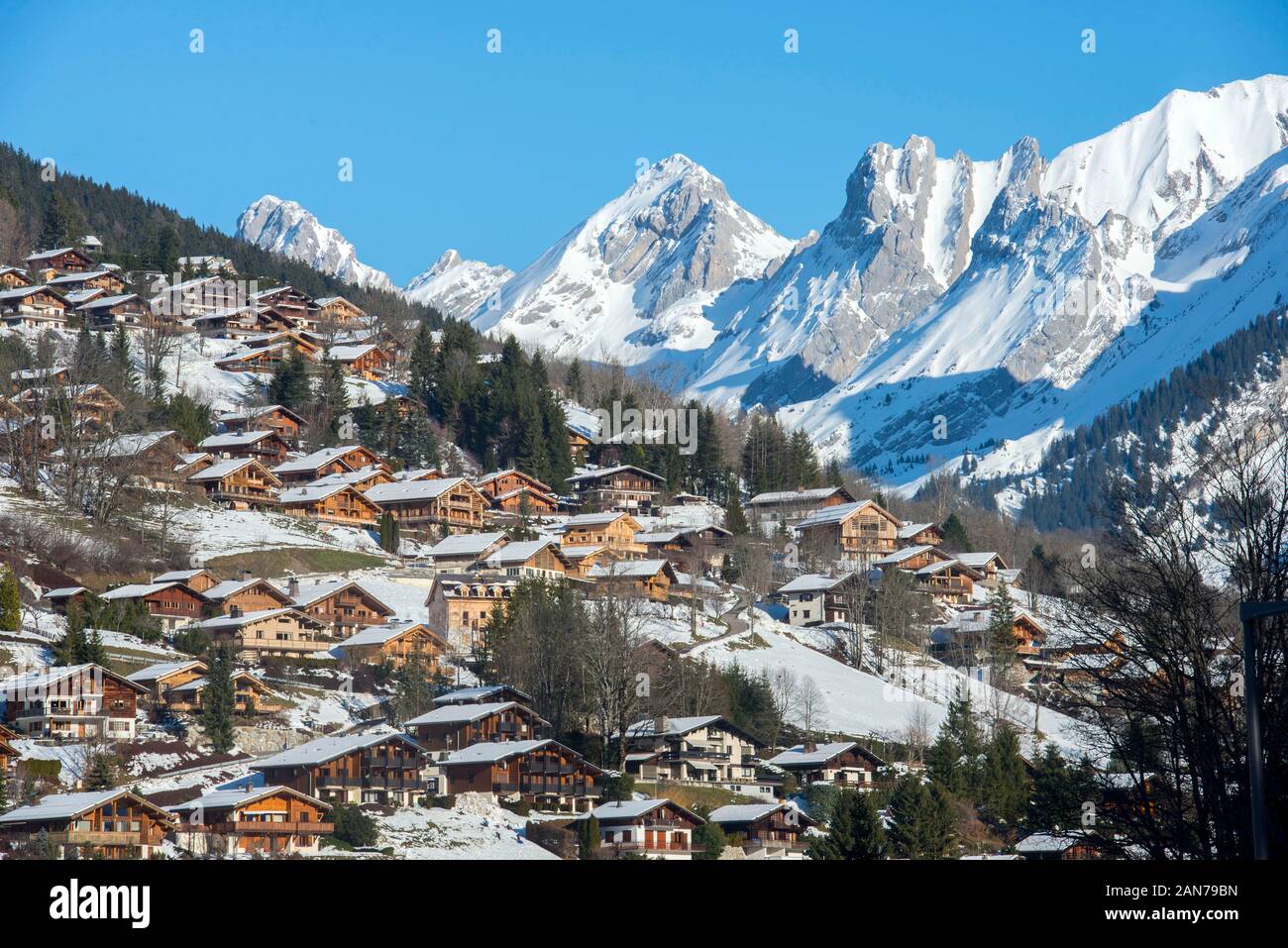 Estación de esquí de La Clusaz y soleadas montañas cubiertas de nieve en la Alta Saboya en el Auvergne-Rhône-Alpes en el sudeste de Francia Foto de stock
