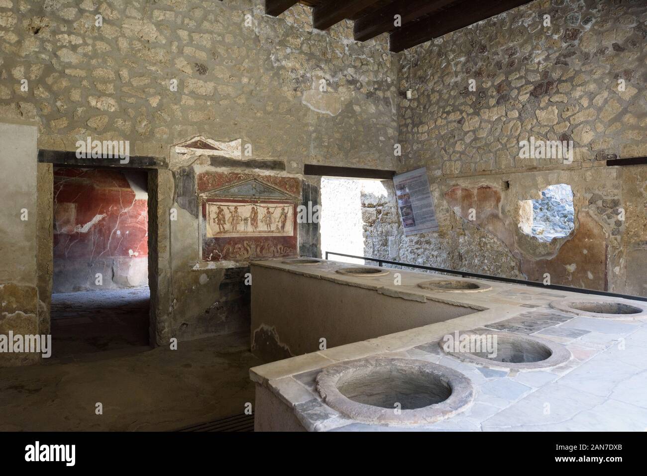 Pompei. Italia. Sitio arqueológico de Pompeya. Casa y Thermopolium de Vetutius Placidus en via dell'abbondanza (Casa e Thermopolium di Vetutius Pla Foto de stock