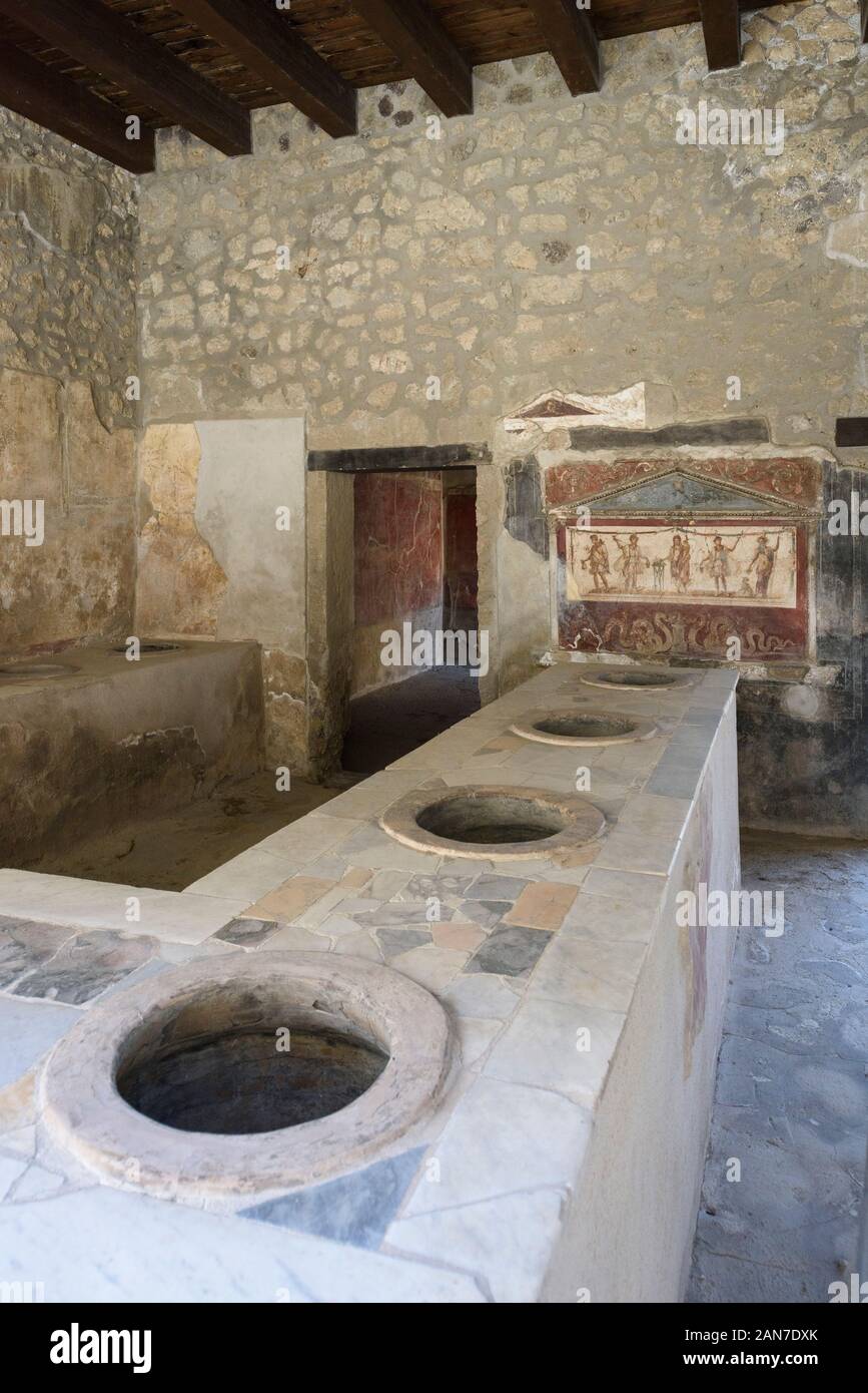 Pompei. Italia. Sitio arqueológico de Pompeya. Casa y Thermopolium de Vetutius Placidus en via dell'abbondanza (Casa e Thermopolium di Vetutius Pla Foto de stock