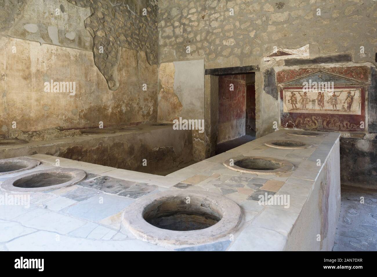 Pompei. Italia. Sitio arqueológico de Pompeya. Casa y Thermopolium de Vetutius Placidus en via dell'abbondanza (Casa e Thermopolium di Vetutius Pla Foto de stock