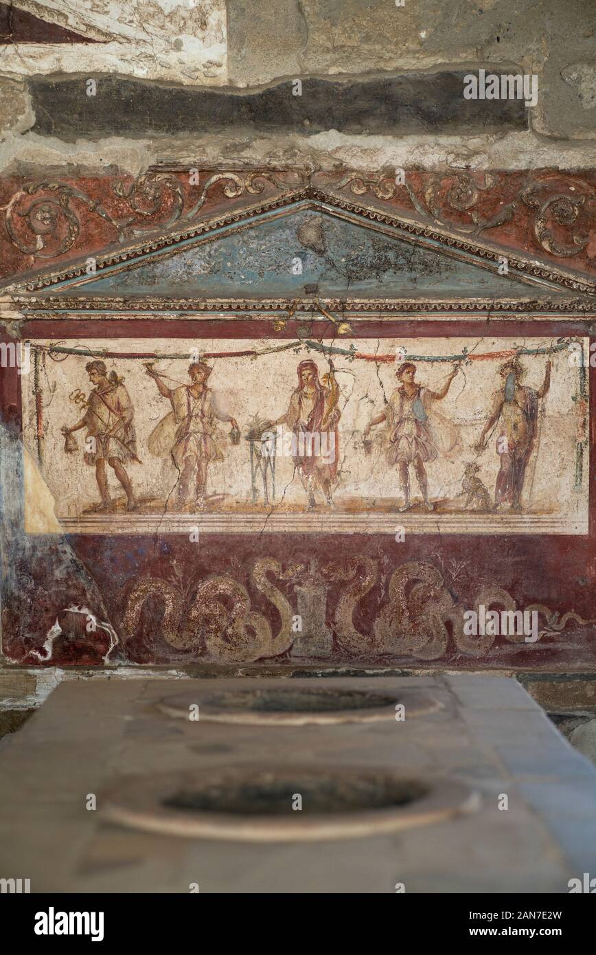Pompei. Italia. Sitio arqueológico de Pompeya. Casa y Thermopolium de Vetutius Placidus en via dell'abbondanza (Casa e Thermopolium di Vetutius Pla Foto de stock