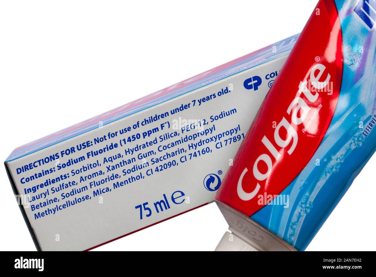 La pasta los ingredientes enumerados en la caja de Colgate MaxFresh  pentrates espuma intensa entre dientes para una intensa carrera de limpiar  la pasta en blanco Fotografía de stock - Alamy