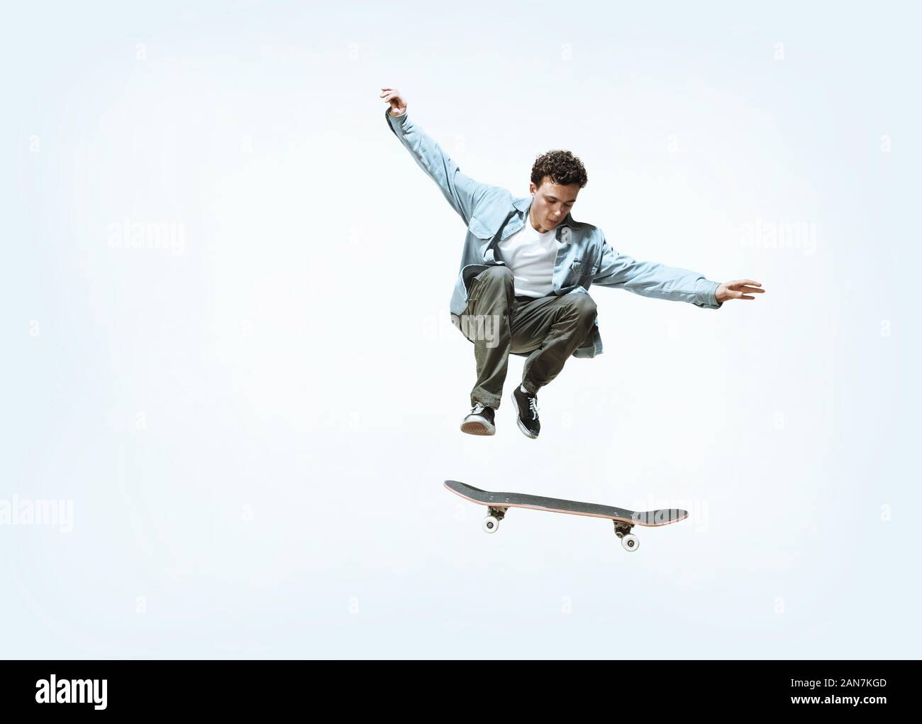 Skater Adulto Joven Salta En Medio Del Aire En La Ciudad Generada Por  Inteligencia Artificial Fotos, retratos, imágenes y fotografía de archivo  libres de derecho. Image 204564139
