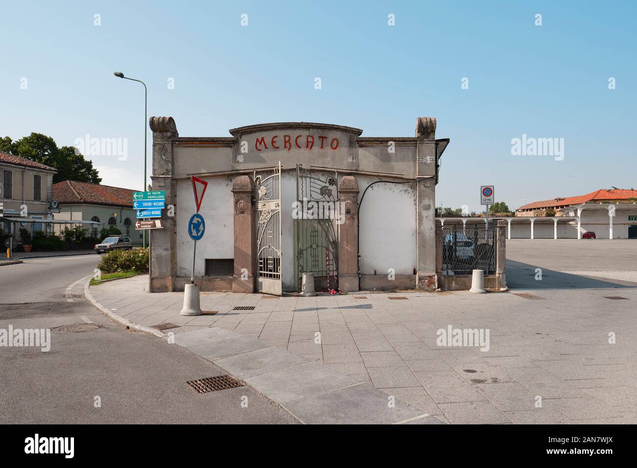 Mercato Pavía en Casale Monferrato - La arquitectura exterior y firmar para un mercado / mercato square en Casale Monferrato, Italia UE Foto de stock