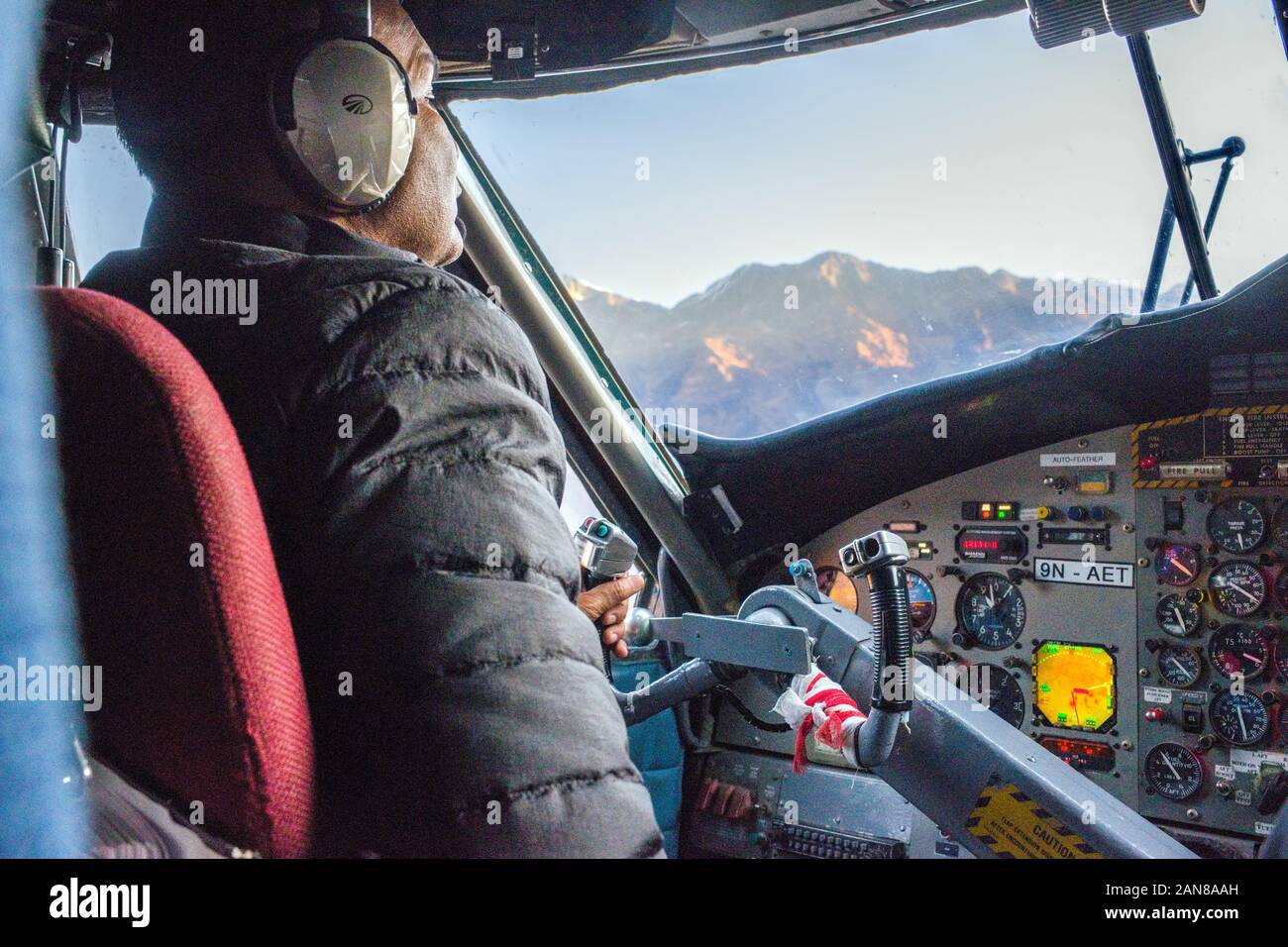 Piloto en los controles de aviones de pasajeros pequeños que vuelan a Jupal en el Himalaya de Dolpo, Nepal Foto de stock