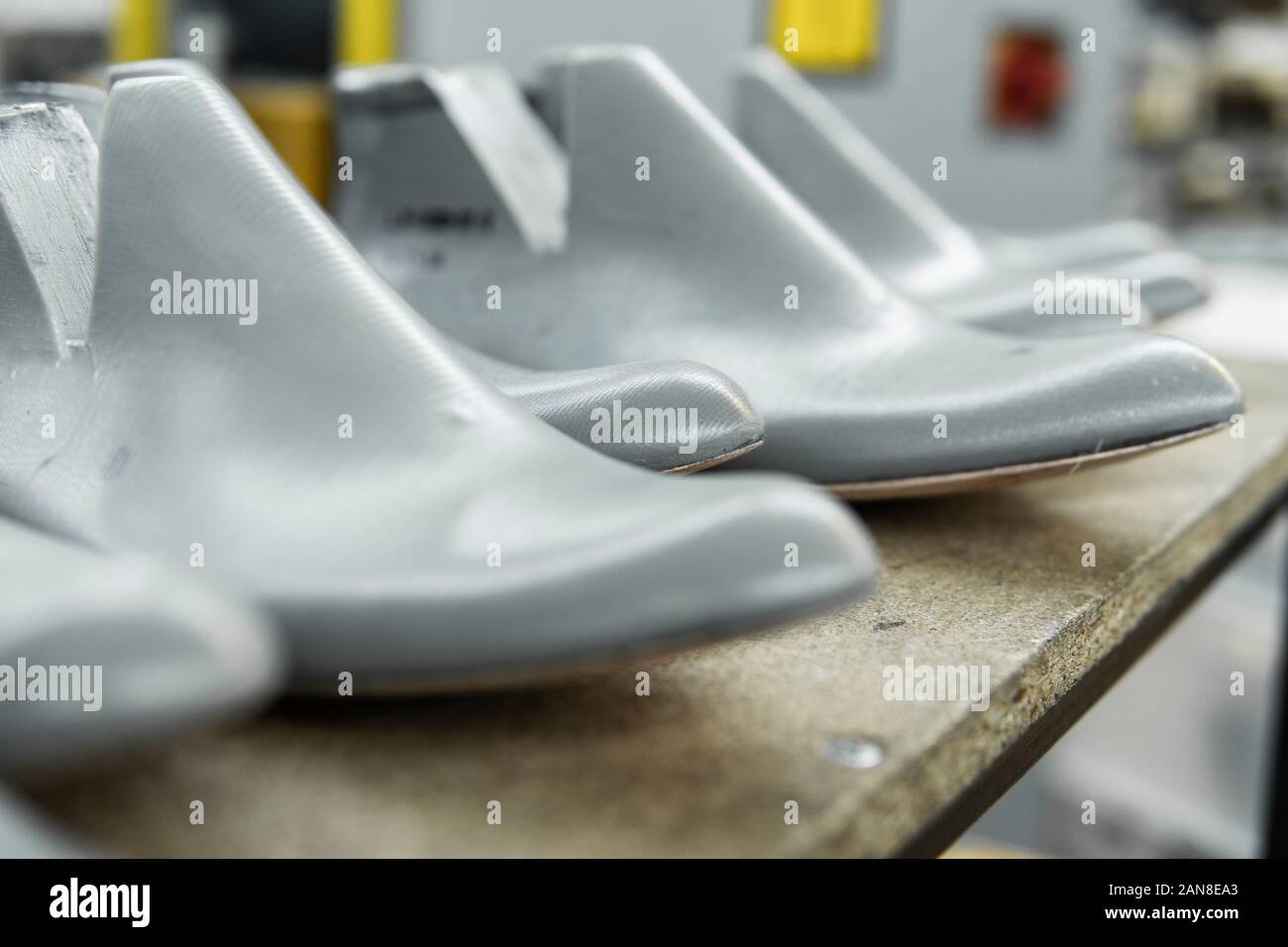 Dura de plástico utilizado en la fabricación de zapatos. Fila de plástico  utilizado para la fabricación de hormas para calzados zapatos modernos. Un  montón de plástico zapata pasado sobre una plancha de