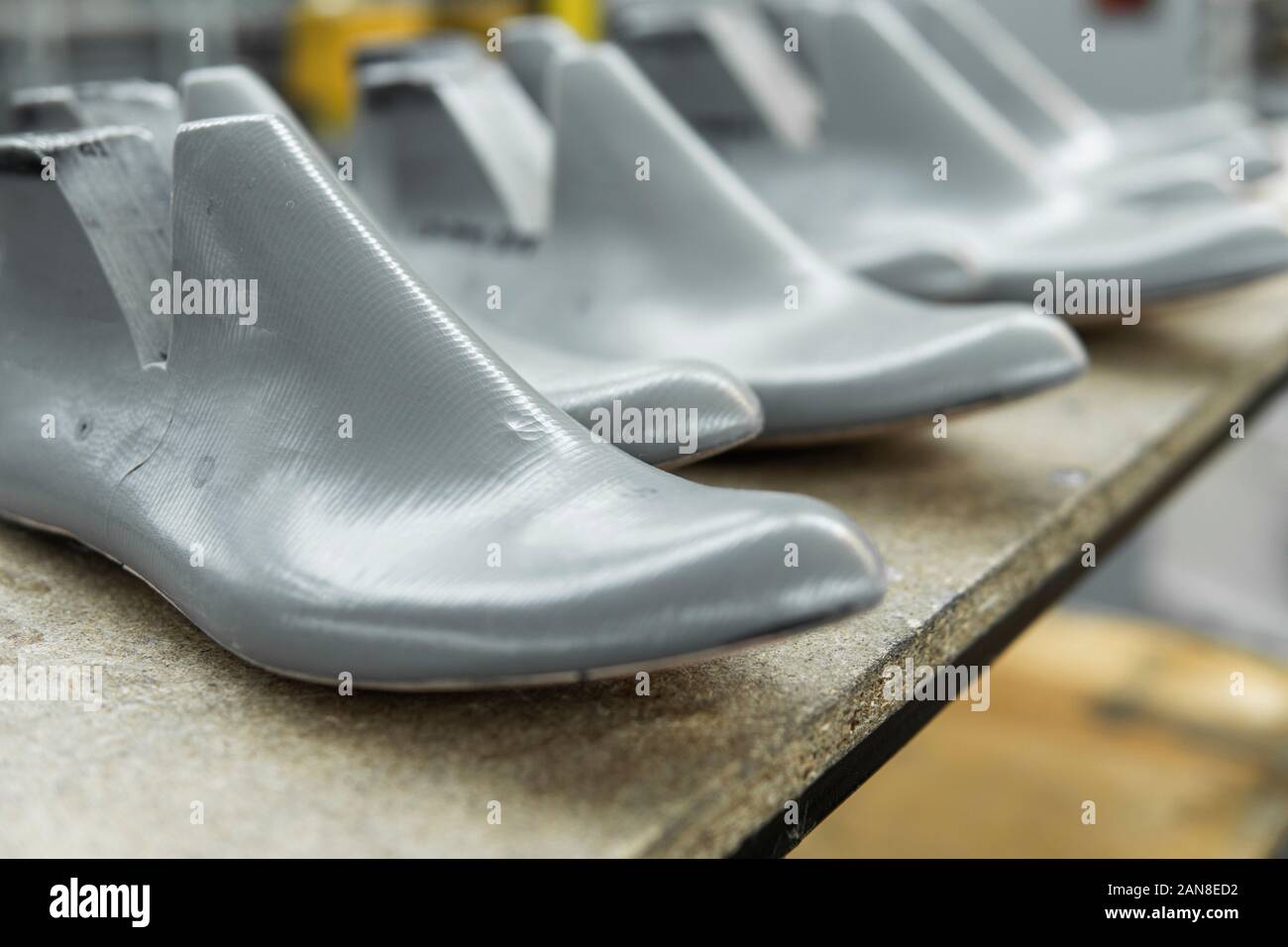 Dura de plástico utilizado en la fabricación de zapatos. Fila de plástico  utilizado para la fabricación de hormas para calzados zapatos modernos. Un  montón de plástico zapata pasado sobre una plancha de