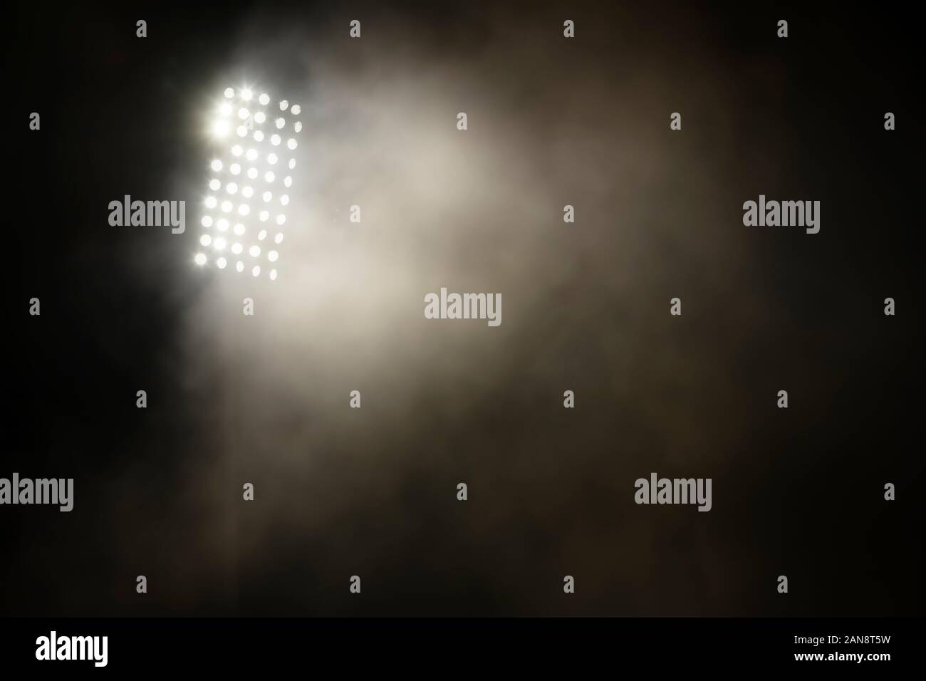 Nubes de humo de hielo seco niebla textura del piso. .Blanco perfecto  efecto niebla spolight aislado sobre fondo negro Fotografía de stock - Alamy