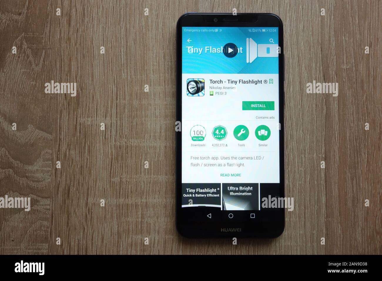 Linterna - pequeña aplicación Flashlight en el sitio web de Google Play  Store en el smartphone Huawei Y6 2018 Fotografía de stock - Alamy