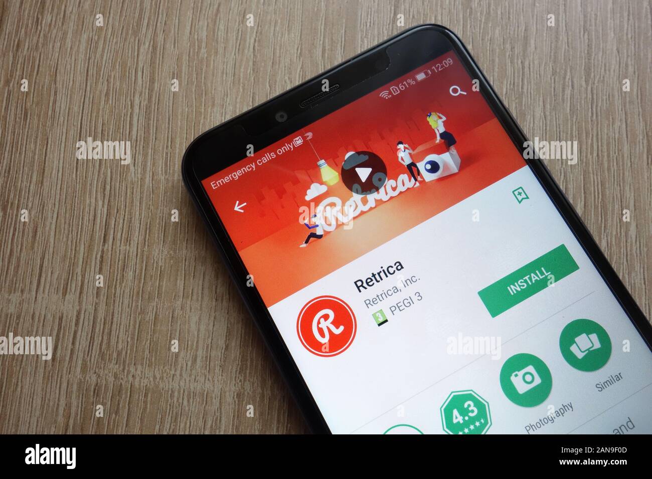 La aplicación Retrica del sitio web de Google Play Store se muestra en el  smartphone Huawei Y6 2018 Fotografía de stock - Alamy