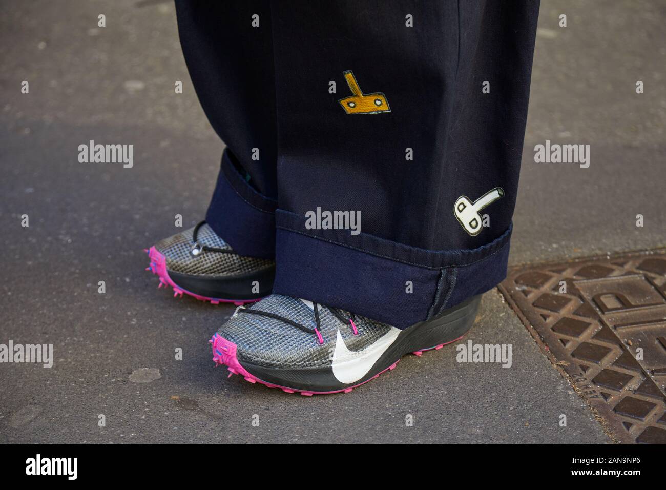Zapatillas Nike Grises Fotos e Imágenes de stock - Alamy