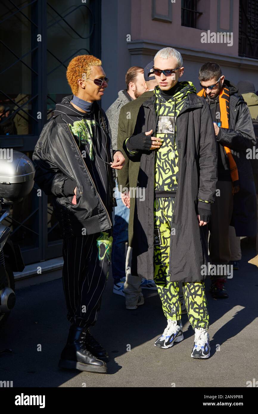 Milán, Italia - 12 de enero de 2019: Los hombres con traje Ravenant con  verde y negro chandal antes Etro Fashion Show, la Semana de la moda de  Milán street style Fotografía