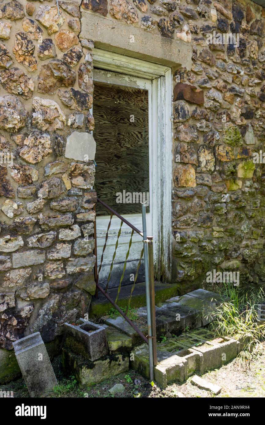 Una puerta trasera de un edificio antiguo que fue utilizado como un garaje y gasolinera mi abuelo utiliza para poseer y ejecutar en la década de 1950 aún se erige en Dunnegan Misso Foto de stock