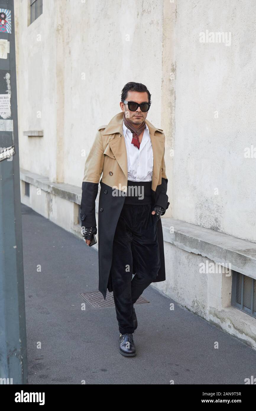 Milán, Italia - 12 de enero de 2019: el hombre con beige y el abrigo negro trinchera antes de Prada Fashion Show, la Semana de la moda de Milán style