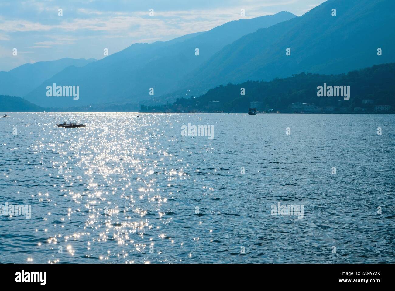 Hermosa vista del Lago de Como o Lago di Como, atracción turística popular en Lombardía, al norte de Italia. Foto de stock