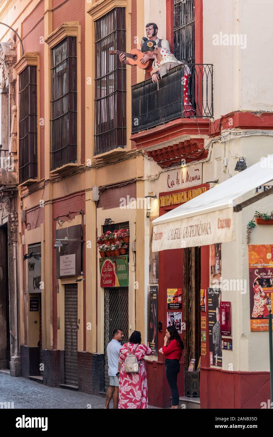 Maniquíes de un bailarín flamenco y guitarrista español miran hacia abajo a  dos posibles clientes del espectáculo Flamenco Casa de la memoria en la  Calle Cuna Fotografía de stock - Alamy