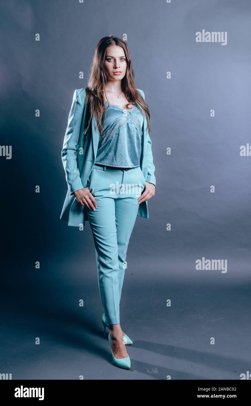 Mujer atractiva vestida con una chaqueta azul claro. Mejor mujer trajes de  negocios del concepto. Posando en el studio Fotografía de stock - Alamy