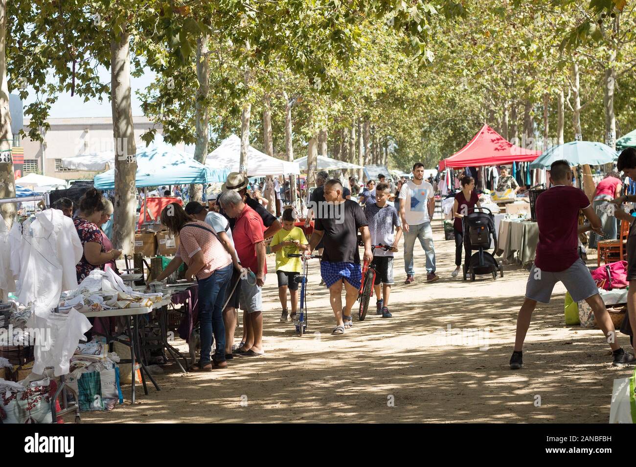 Barcelona, España - 27 de septiembre, 2019: El Mercat del Puerto de  Barcelona. Mercadillo Brocanters -Puerto de Fira Antic Fotografía de stock  - Alamy