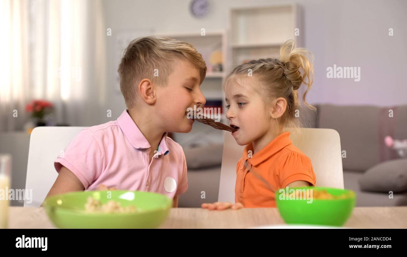 Varon Y Hembra Los Ninos Comiendo Chocolate Juntos Hermano Compartir Dulces Hermana Fotografia De Stock Alamy