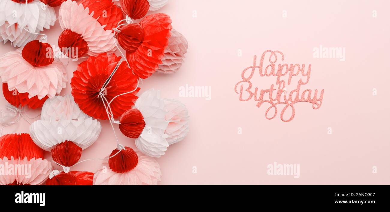 Guirnalda con letras de feliz cumpleaños sobre un fondo blanco