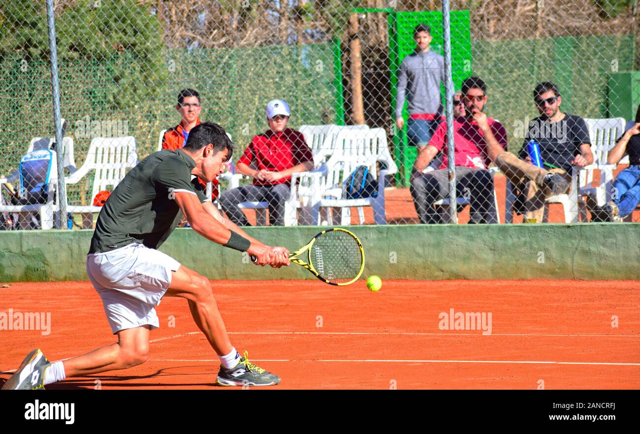 Murcia, España, 26 de diciembre de 2019: Carlos Alcaraz Garfía un jugador de tenis español entrenando en una cancha de tierra batida preparando un partido de tenis. Foto de stock