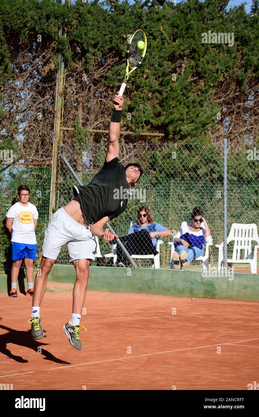 Murcia, España, 26 de diciembre de 2019: Carlos Alcaraz Garfía un jugador de tenis español entrenando en una cancha de tierra batida preparando un partido de tenis. Foto de stock