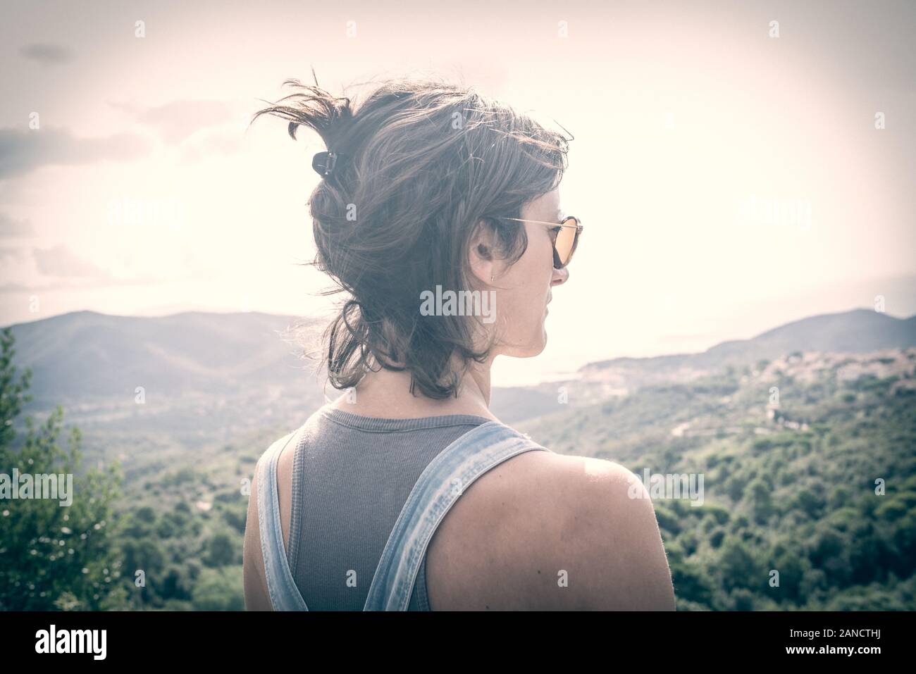 Young hipster Mujer con gafas de sol, admirando el panorama. Acabado mate Foto de stock