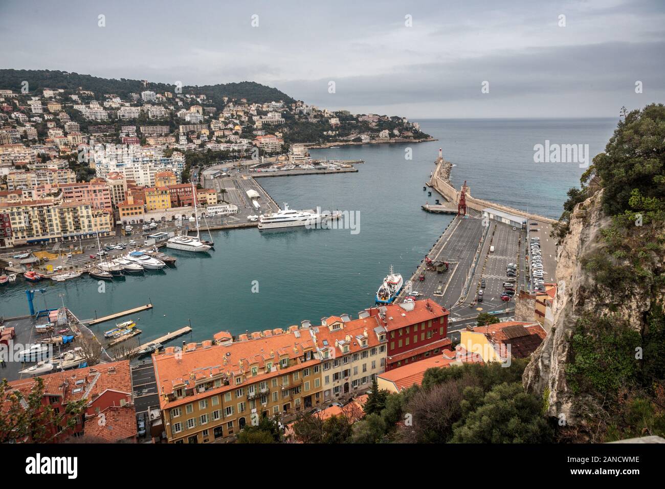 Vista del puerto de Niza desde el mirador de Castle Hill, Niza, Riviera Francesa, Cote d'Azur, Francia. Foto de stock