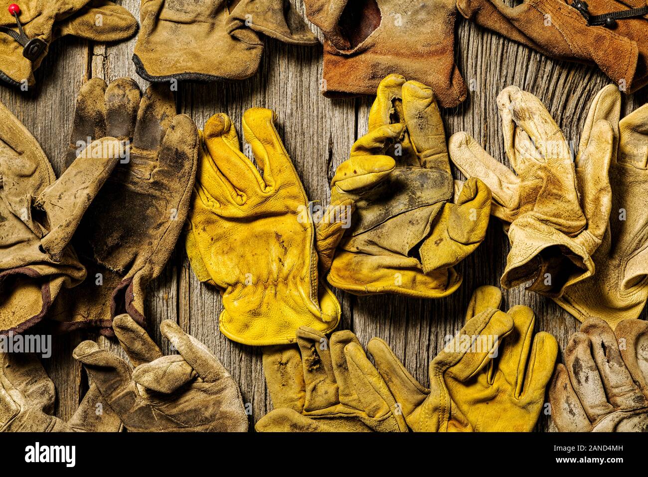 Studio sigue de cerca la vida de los guantes de trabajo de cuero desgastado Foto de stock