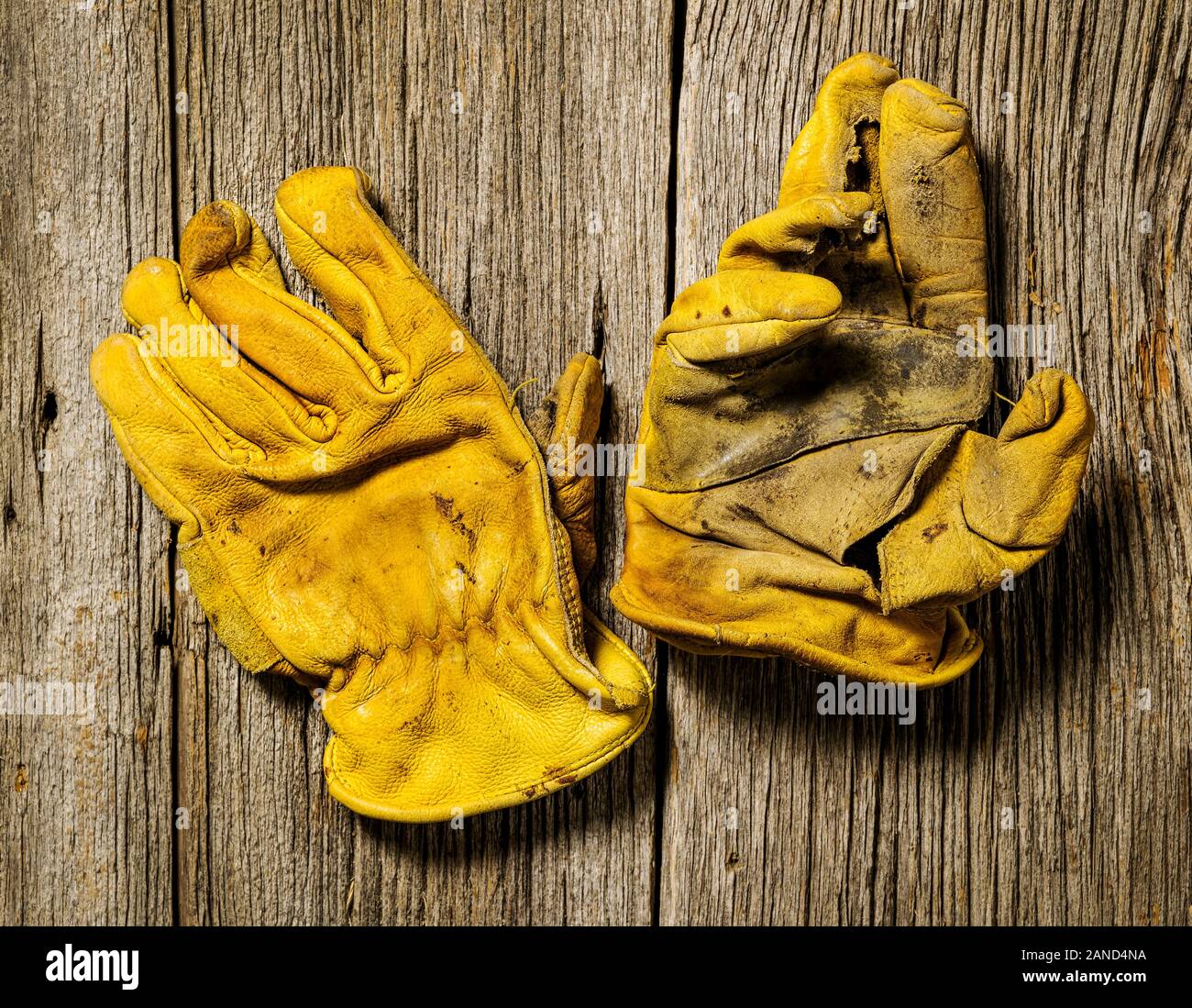 Studio sigue de cerca la vida de los guantes de trabajo de cuero desgastado Foto de stock