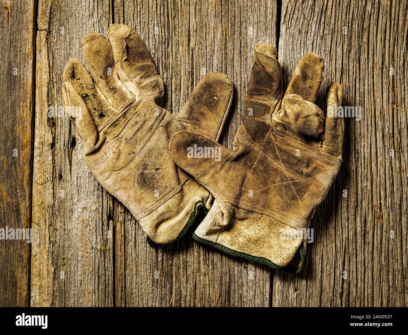 Studio sigue de cerca la vida de los guantes de trabajo de cuero desgastado Foto de stock