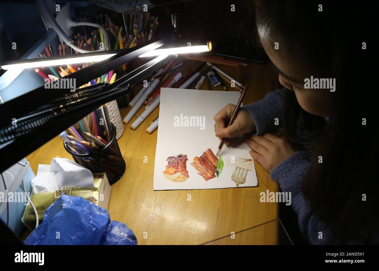 Chen dibuja Lanlan pinturas de alimentos en la ciudad de Chengdu, en el suroeste de la provincia de Sichuan (China), el 6 de diciembre de 2019. Chen Lanlan, un estudiante senior en importantes derechos Foto de stock