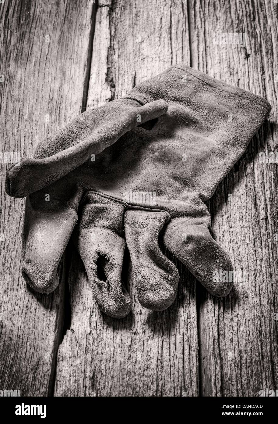 Black & White studio sigue de cerca la vida de los guantes de trabajo de cuero desgastado Foto de stock