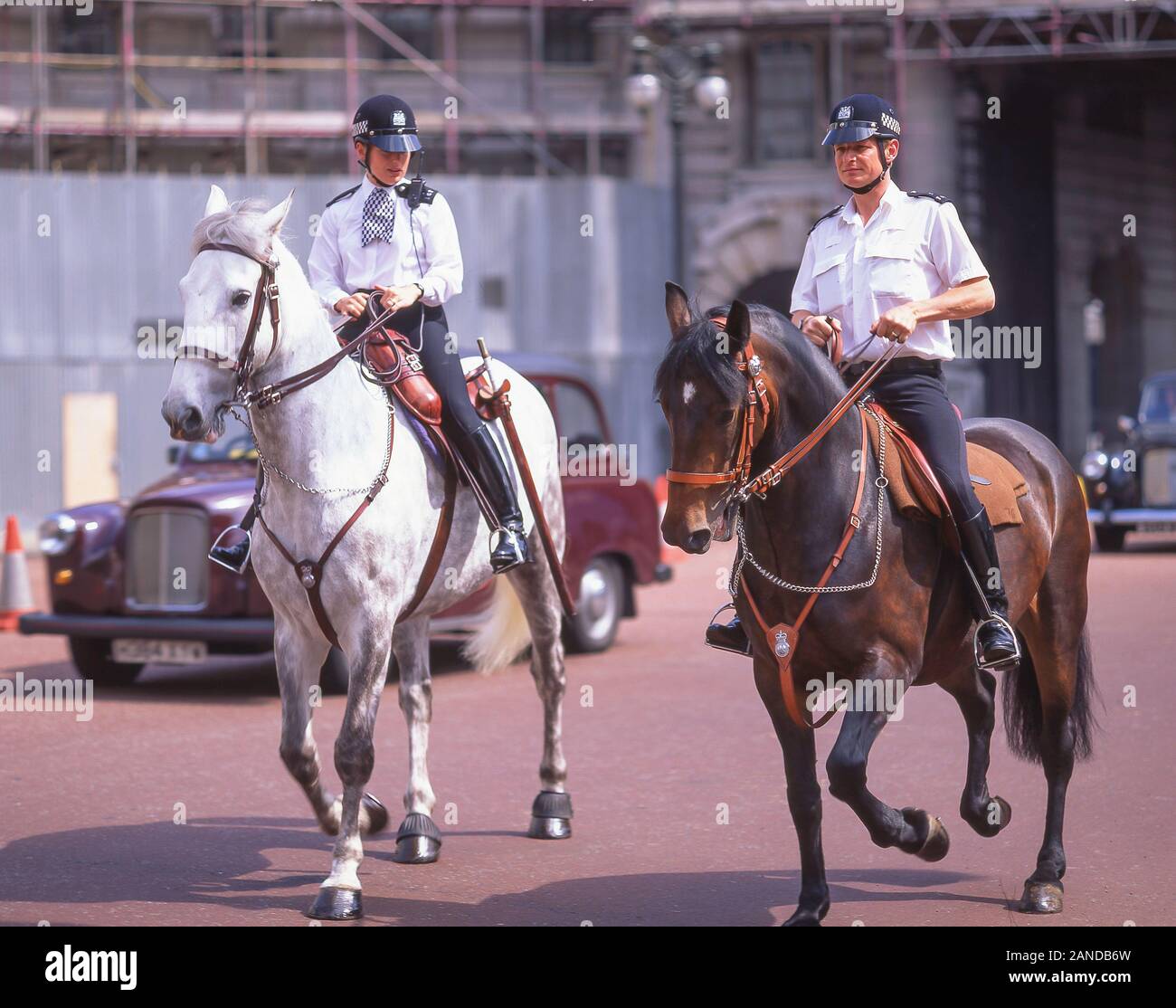 Oficiales de la policía montada, el Mall, la ciudad de Westminster, Greater London, England, Reino Unido Foto de stock