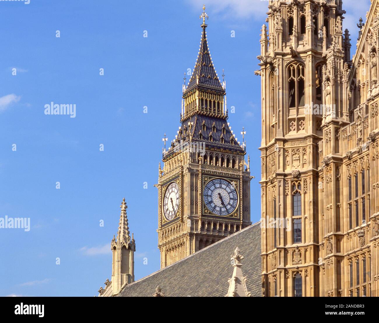 El Big Ben y el Palacio de Westminster (Casas del Parlamento) de la Plaza del Parlamento, la ciudad de Westminster, London, England, Reino Unido Foto de stock