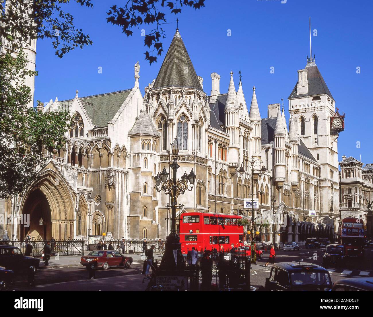 Las Cortes Reales de Justicia, The Strand, la ciudad de Westminster, Greater London, England, Reino Unido Foto de stock