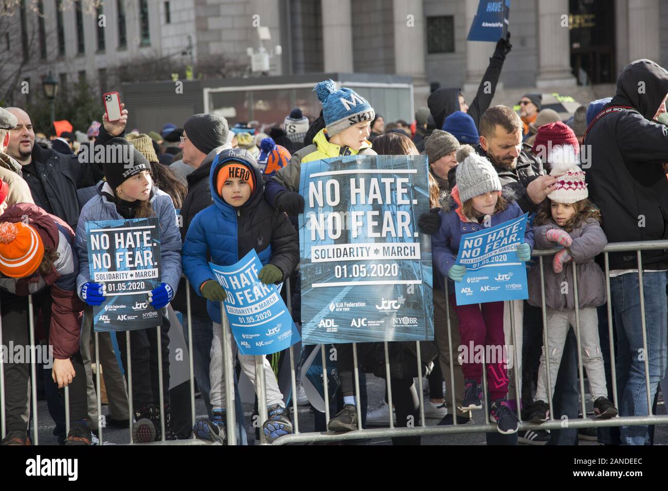 No hay odio, no hay miedo solidaridad judía de marzo en respuesta a ataques antisemitas en y alrededor de la ciudad cruzando el Puente de Brooklyn Foto de stock
