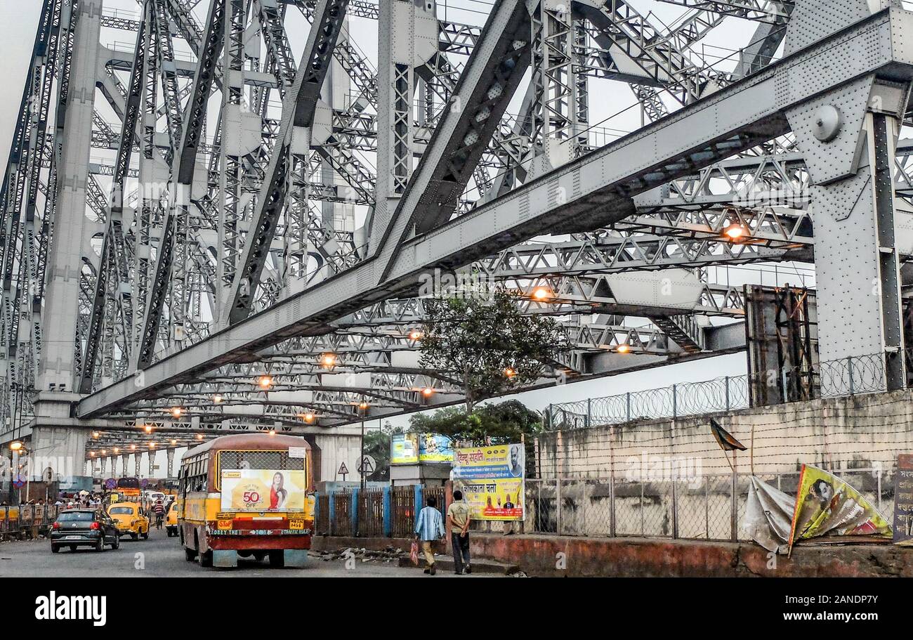 En Kolkata, Bengala Occidental, India, el 20 de marzo de 2018:En el enntrance a Howrah bridge, un autobús y otro tráfico converge para cruzar la ajetreada estructura que cruza t Foto de stock