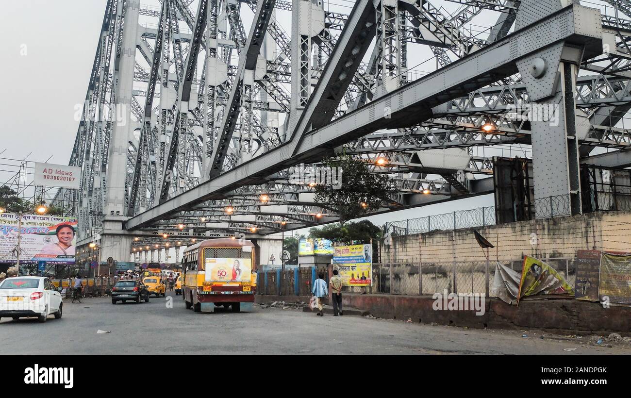 En Kolkata, Bengala Occidental, India, el 20 de marzo de 2018:En el enntrance a Howrah bridge, un autobús y otro tráfico converge para cruzar la ajetreada estructura que cruza t Foto de stock