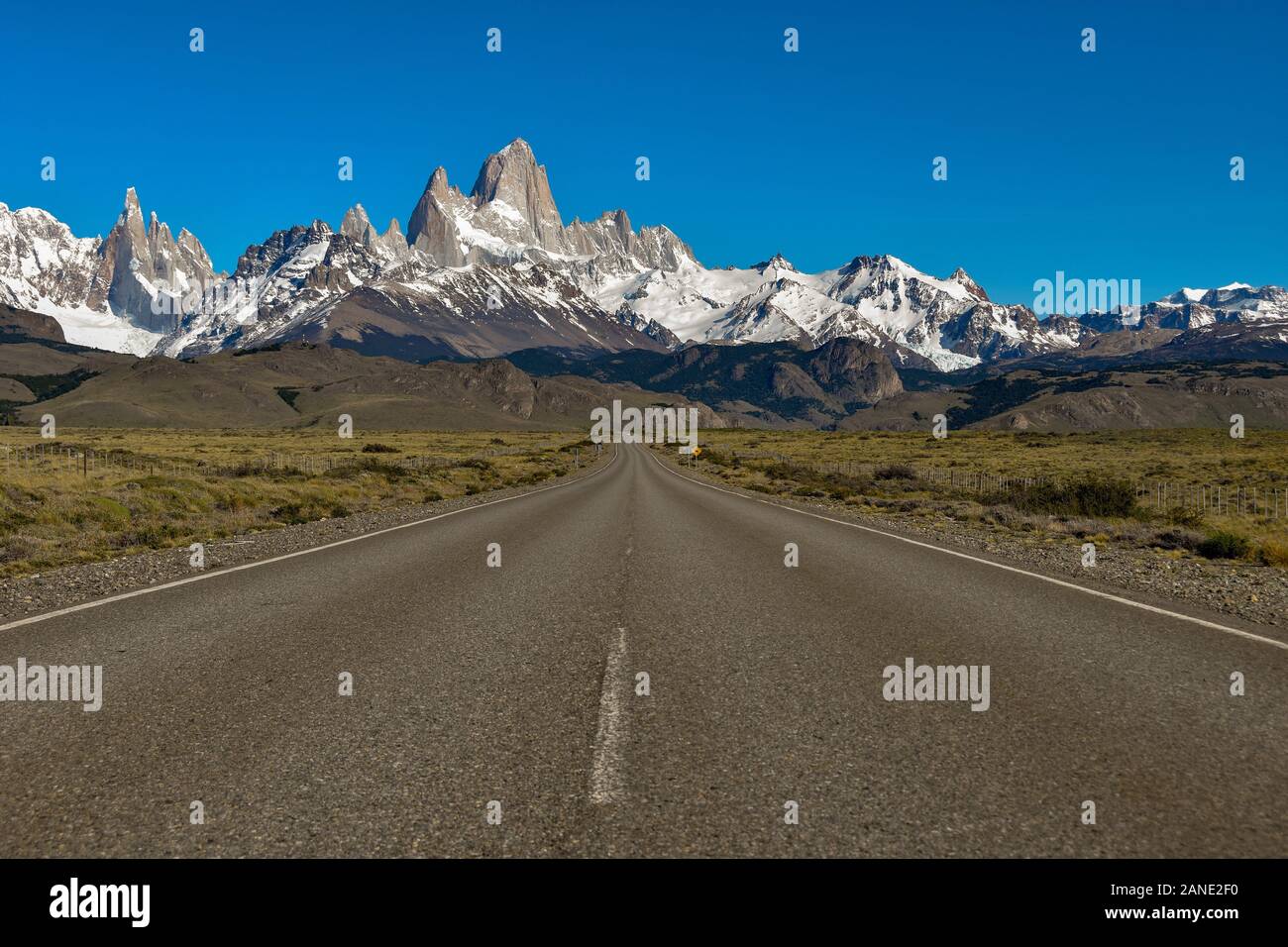 Camino hacia El Chaltén con famosos cerros Fitz Roy y el Cerro Torre, Patagonia, Argentina Foto de stock