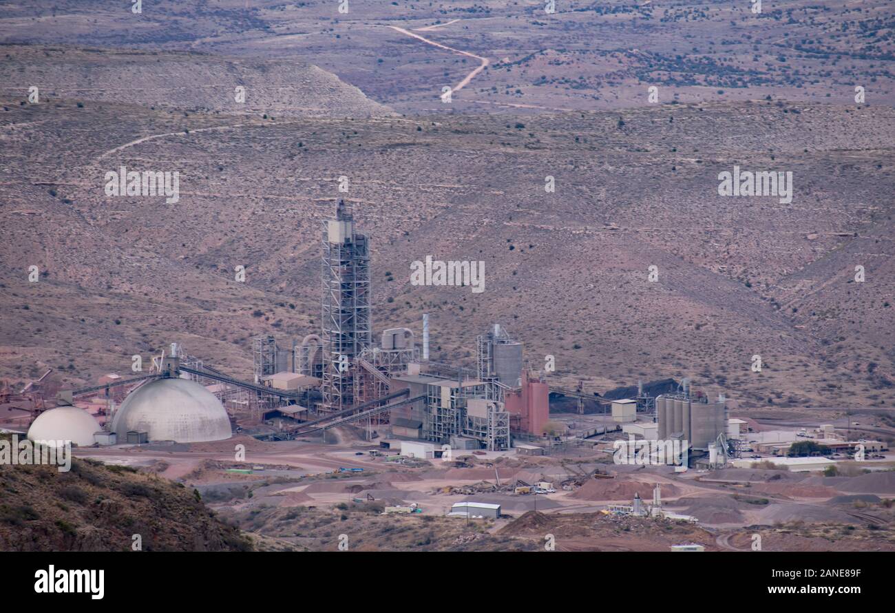 Vista aérea de las instalaciones mineras de Arizona en el desierto Foto de stock